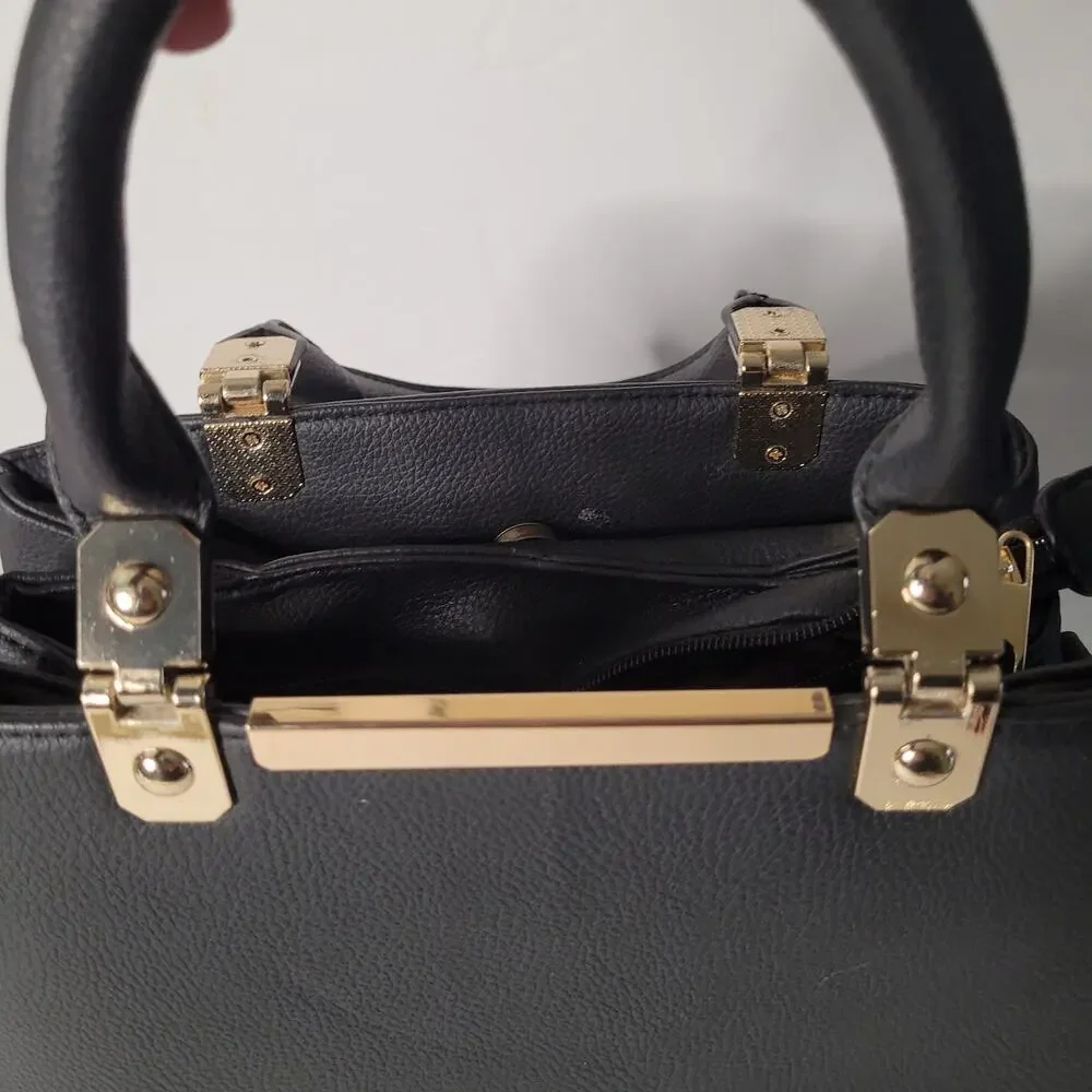 Chic Black Handbag with Multi-Compartments - Stylish & Versatile